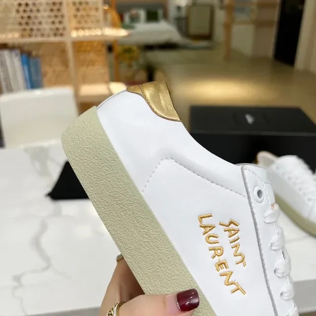 Sneakers lifestyle Saint Laurent blanches et dorées brodées 6