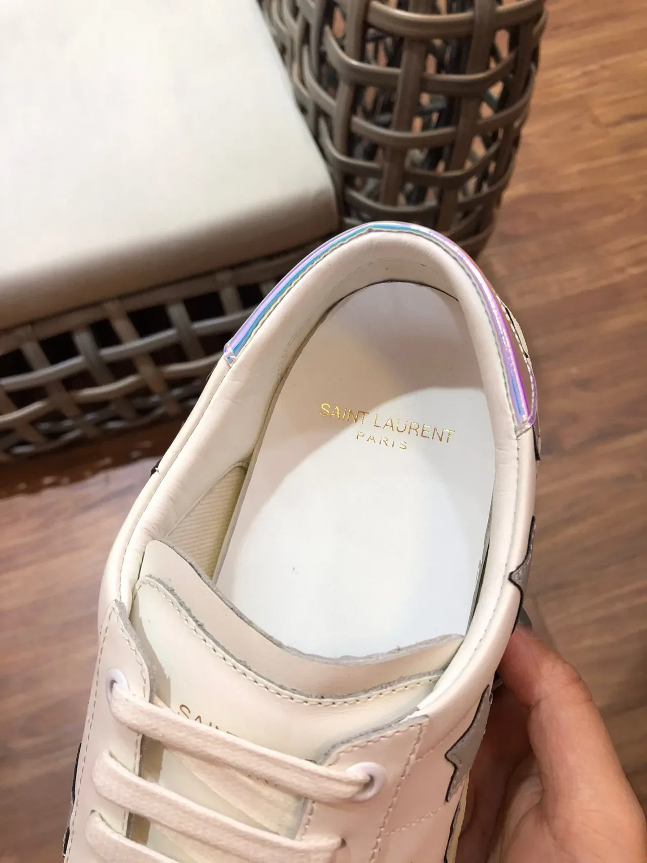 Saint Laurent Tênis Lifestyle de Couro Branco e Bege com Aplique de Estrelas 4