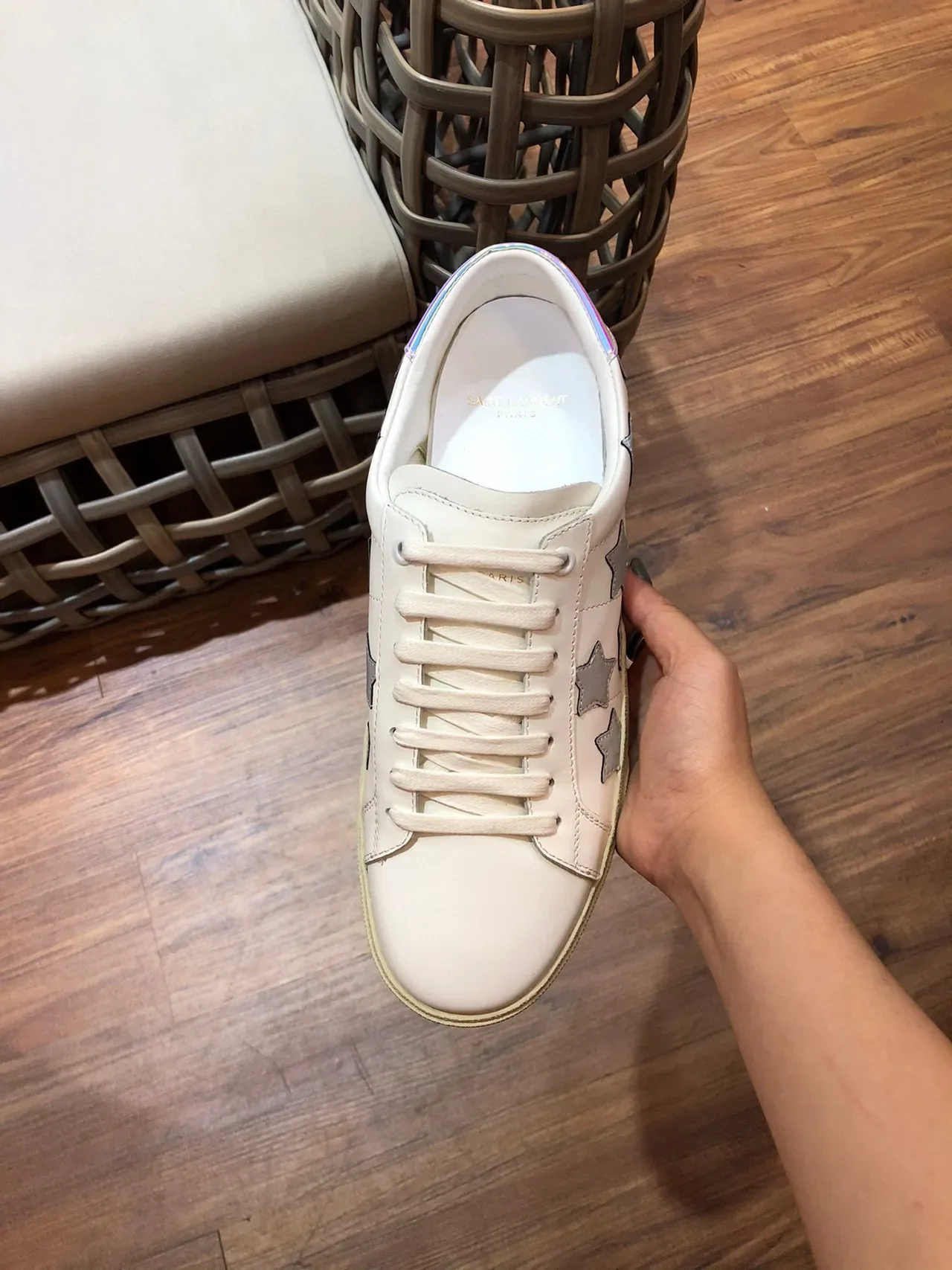 Saint Laurent Tênis Lifestyle de Couro Branco e Bege com Aplique de Estrelas 6