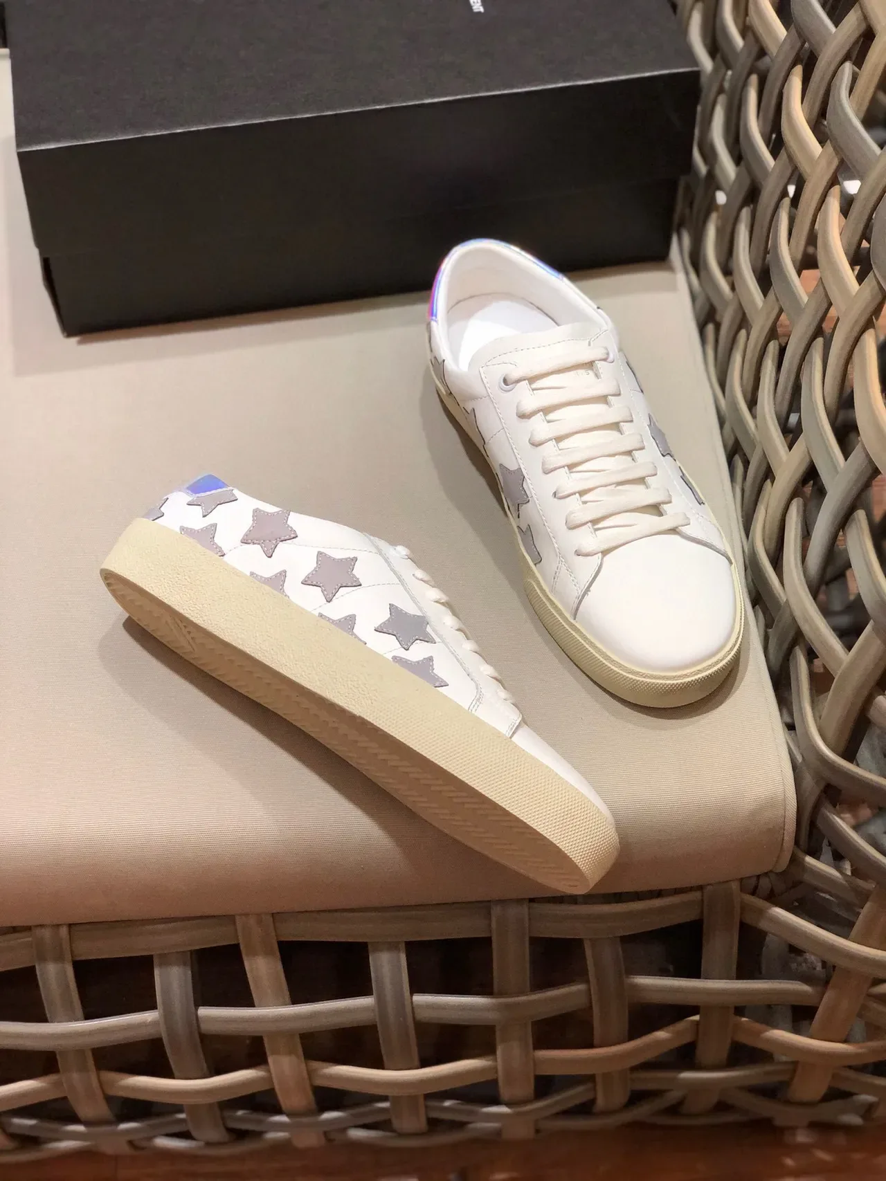 Saint Laurent Tênis Lifestyle de Couro Branco e Bege com Aplique de Estrelas 7