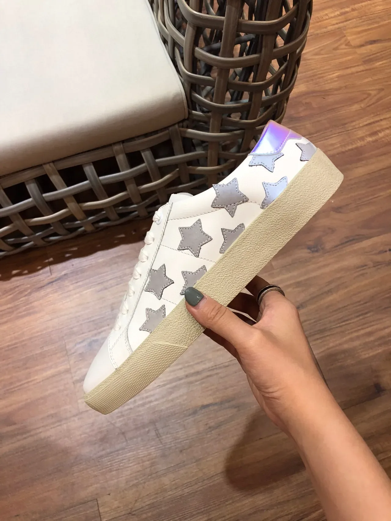 Saint Laurent Tênis Lifestyle de Couro Branco e Bege com Aplique de Estrelas 8