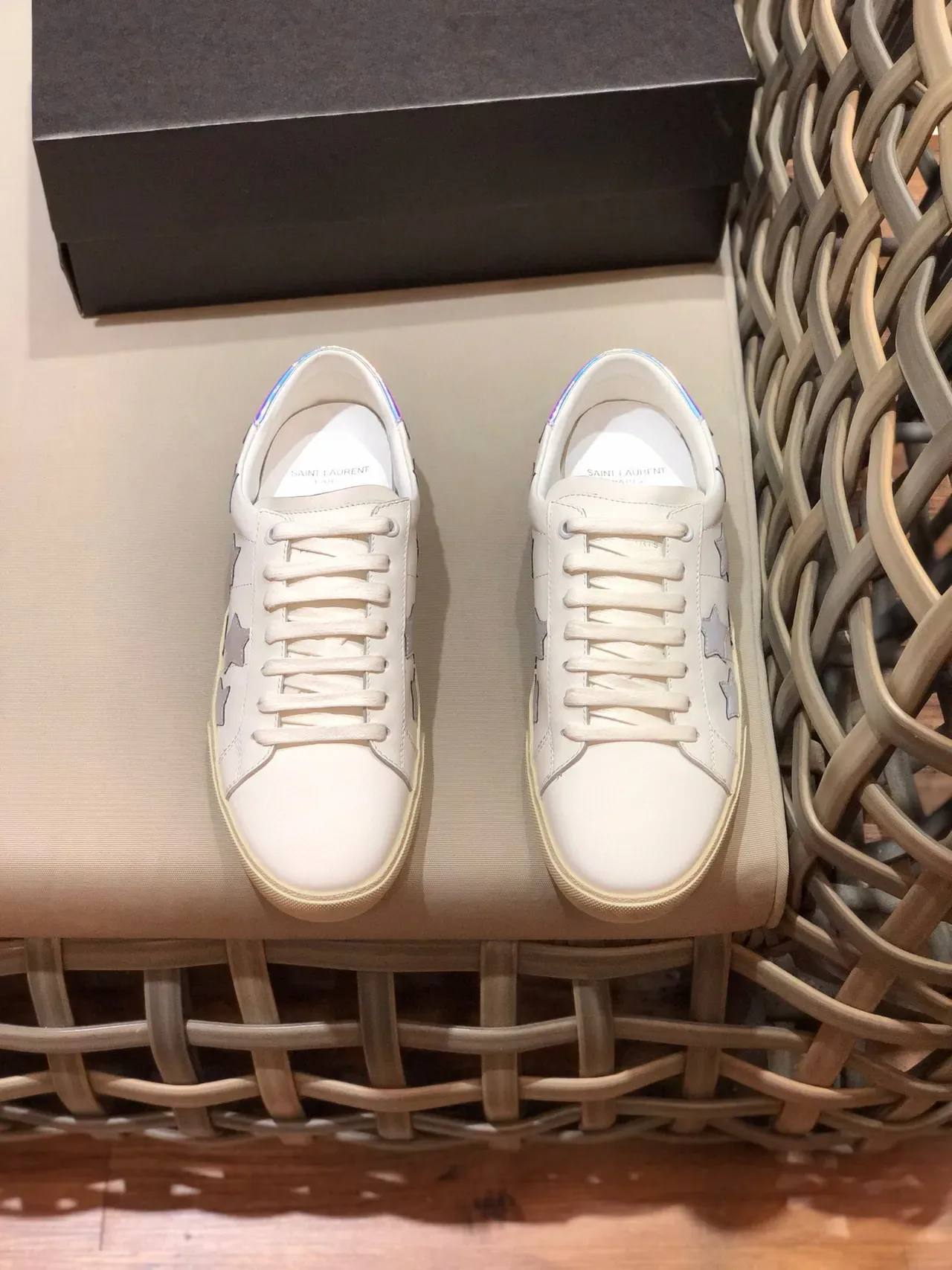Saint Laurent Tênis Lifestyle de Couro Branco e Bege com Aplique de Estrelas 9