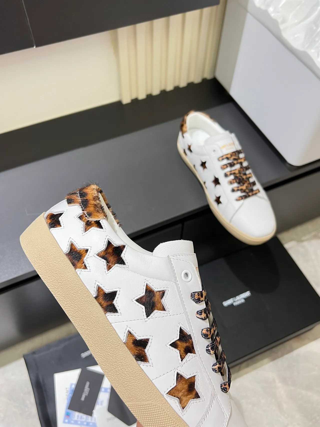 Saint Laurent Tênis Lifestyle Branco Marrom De Couro Com Impressão De Leopardo E Cadarços 3