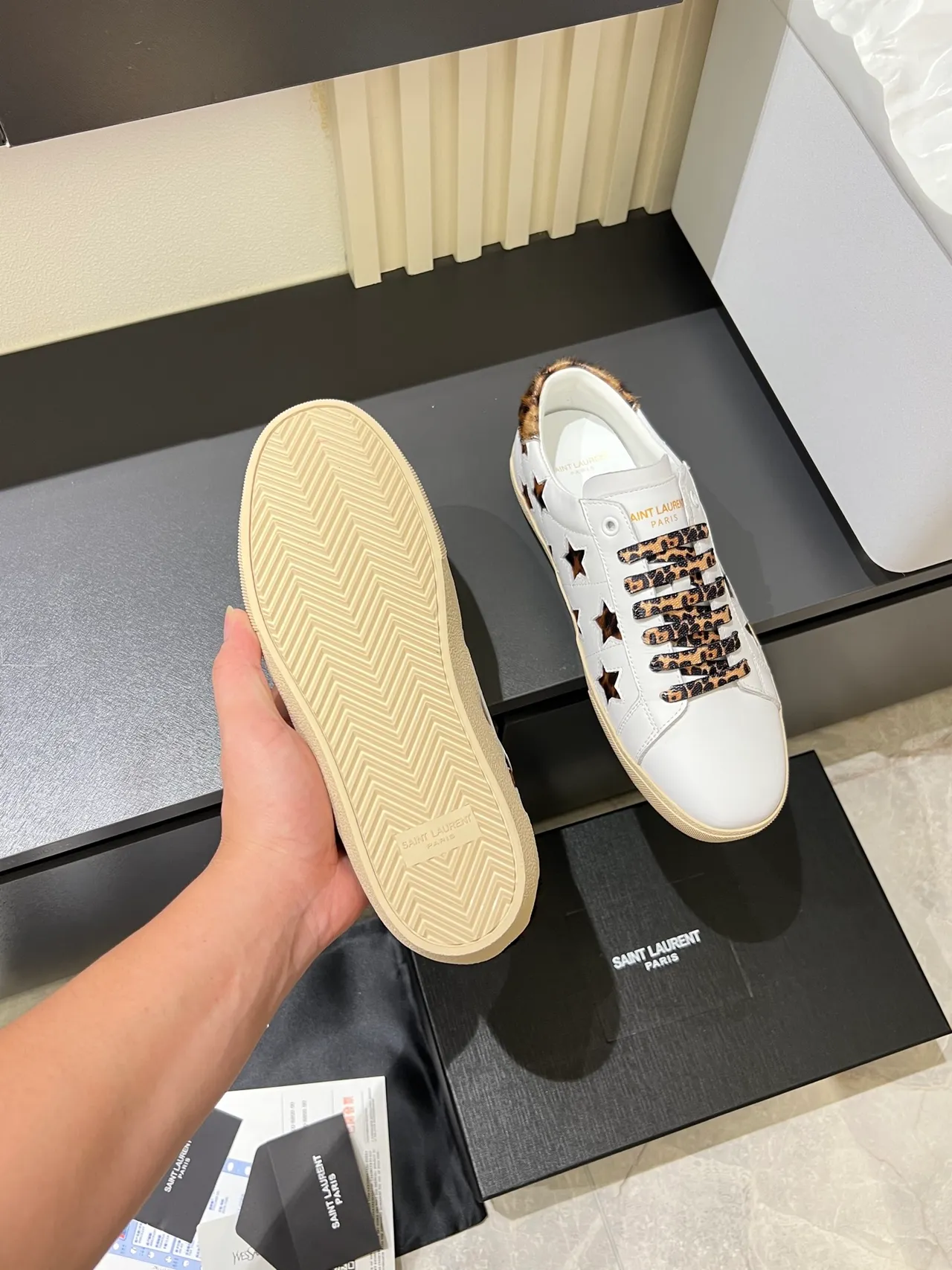 Saint Laurent Tênis Lifestyle Branco Marrom De Couro Com Impressão De Leopardo E Cadarços 4