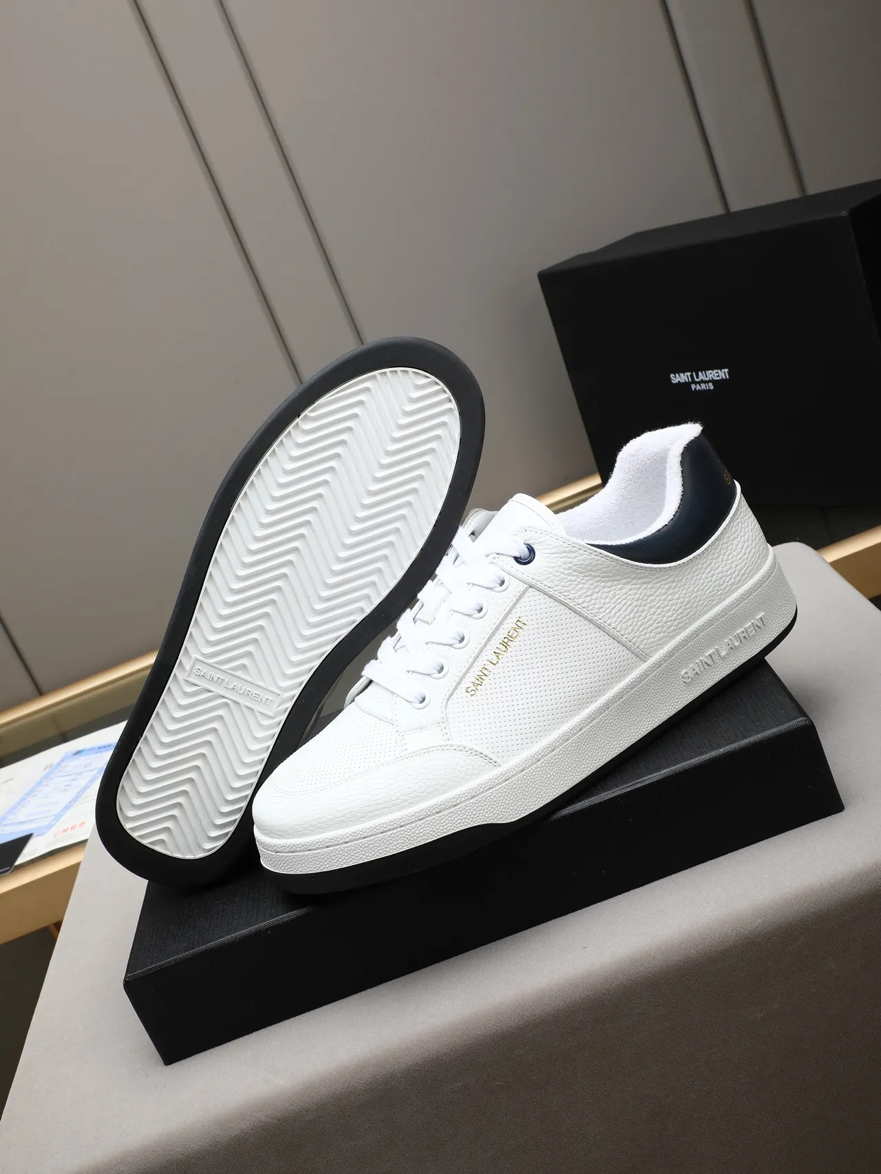 Saint Laurent Blanc Marine Cuir Perforé Supérieur Semelle Intermédiaire Texturée Sneakers Lifestyle 4