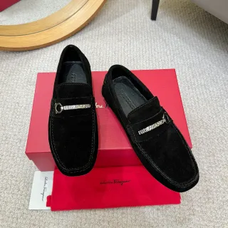 Salvatore Ferragamo Gancini काली सूड लोफर्स