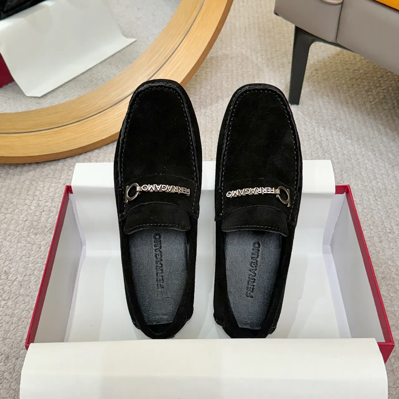 Salvatore Ferragamo Gancini Mocassins en daim noir 2