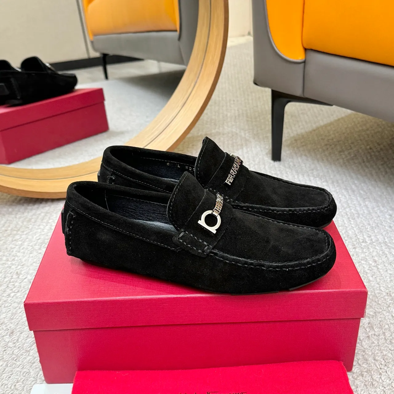 Salvatore Ferragamo Gancini Mocassins en daim noir 3