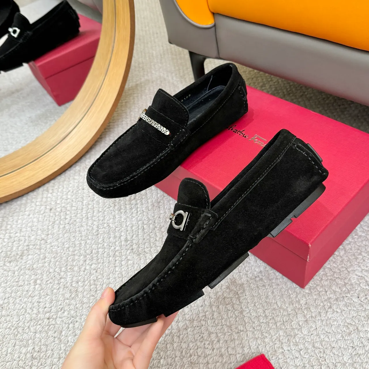Salvatore Ferragamo Gancini Mocassins en daim noir 4
