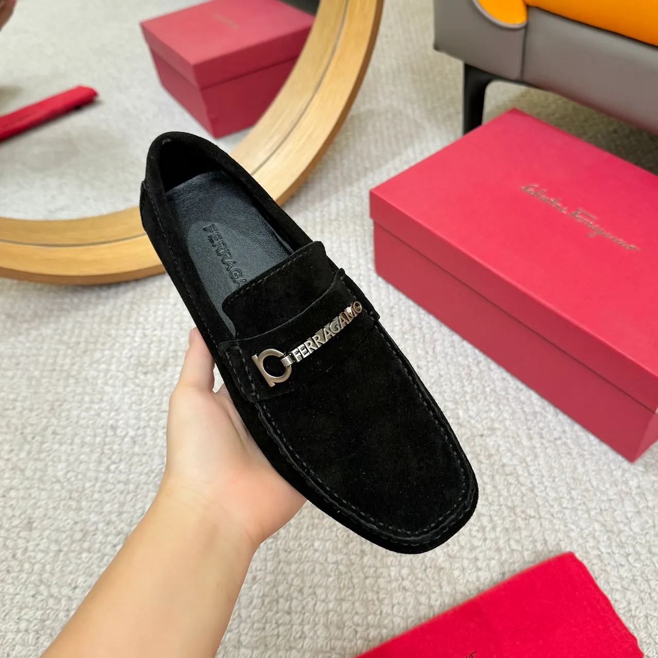 Salvatore Ferragamo Gancini Mocassins en daim noir 5