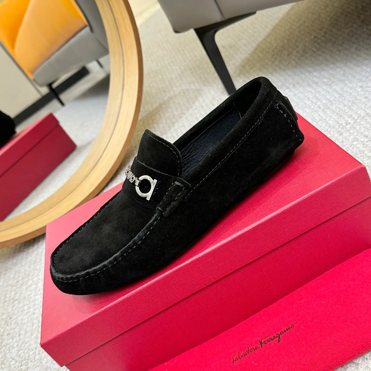 Salvatore Ferragamo Gancini Mocassins en daim noir 6