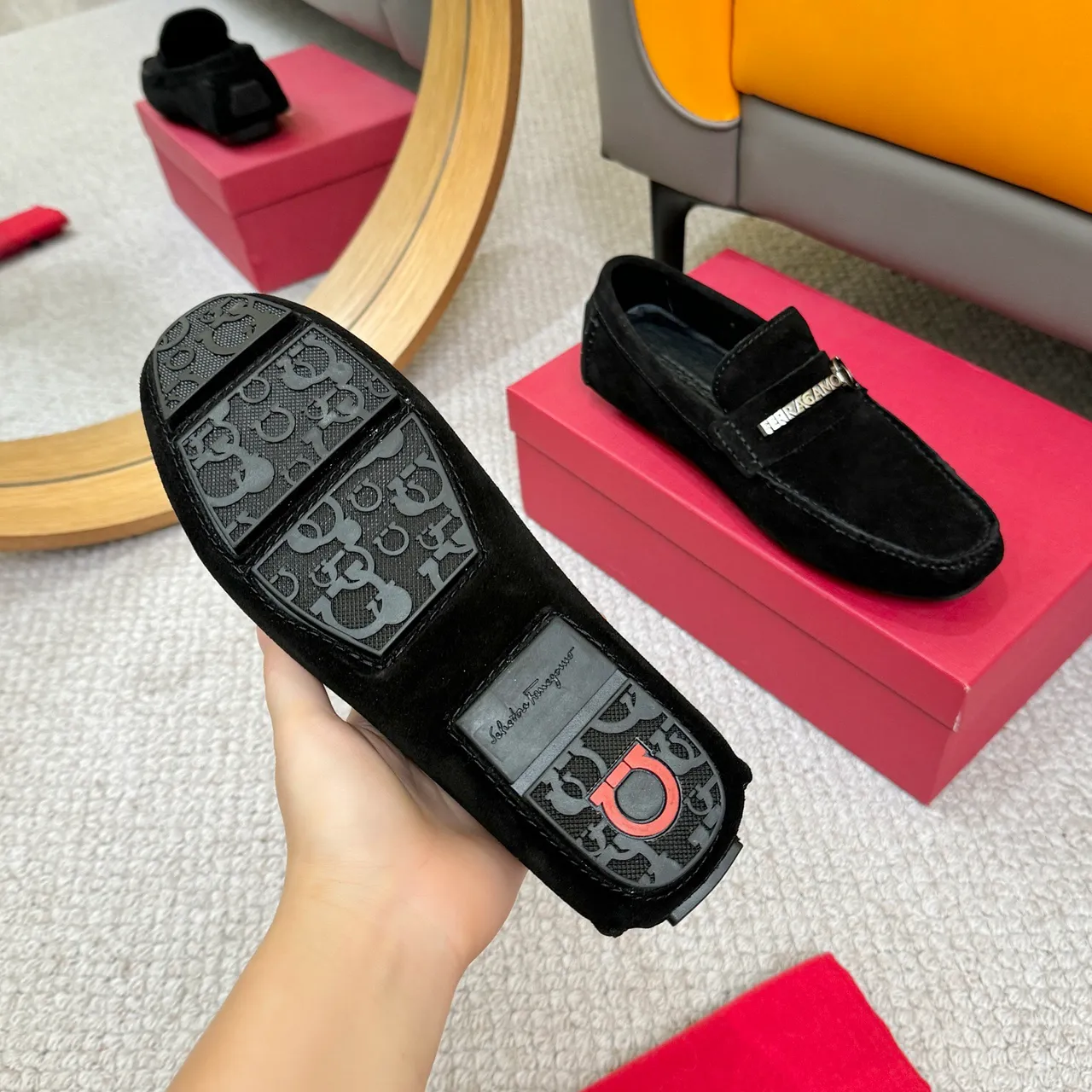 Salvatore Ferragamo Gancini Mocassins en daim noir 7