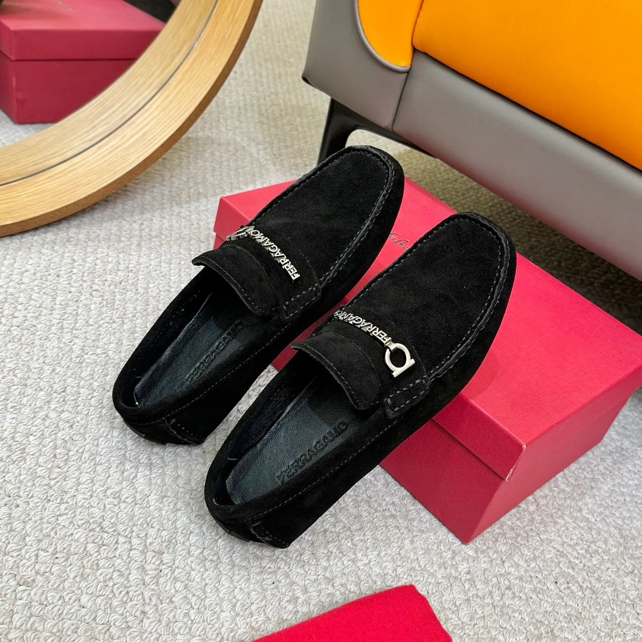Salvatore Ferragamo Gancini Mocassins en daim noir 8