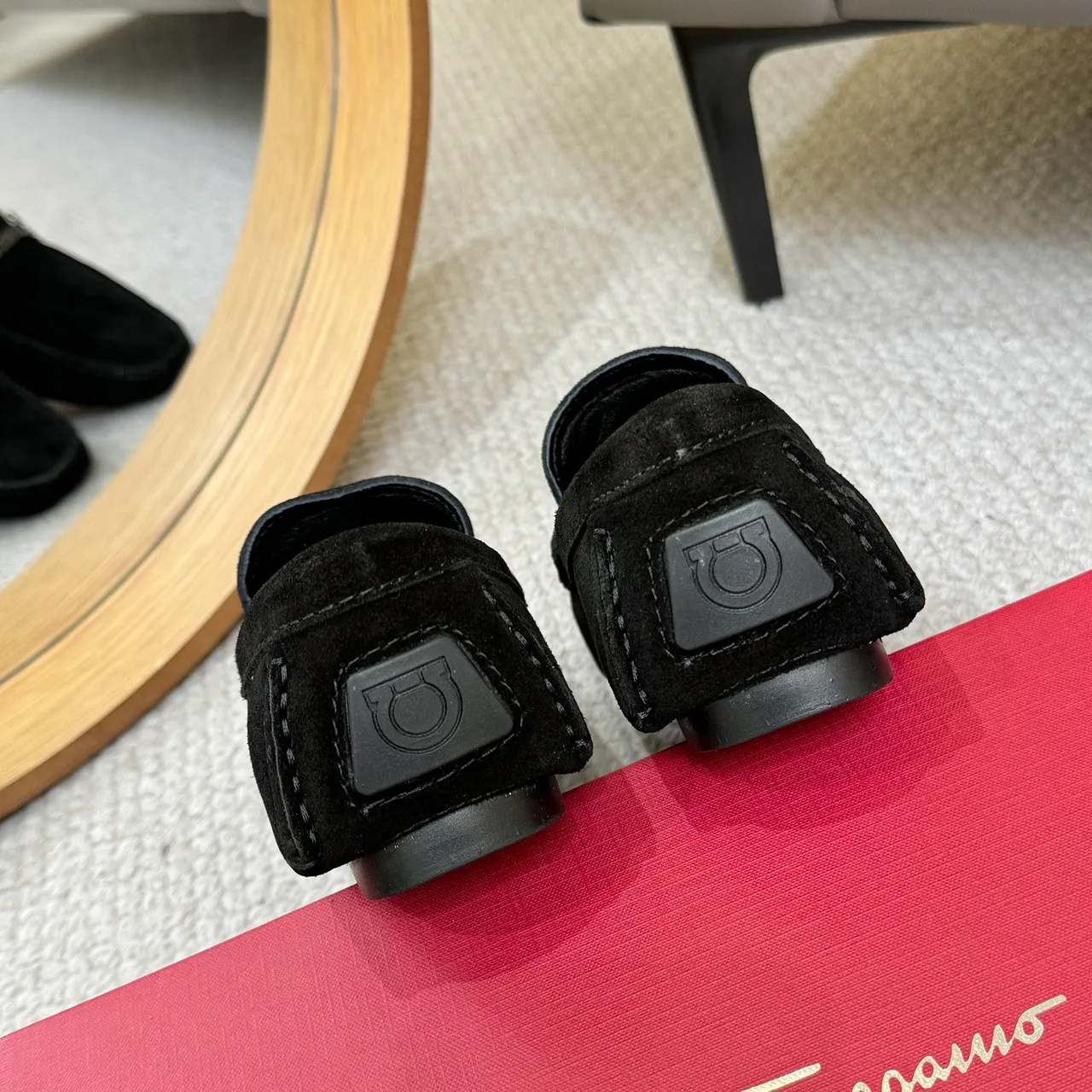 Salvatore Ferragamo Gancini Mocassins en daim noir 9