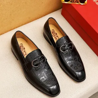 Salvatore Ferragamo Gancini Loafer काला पैटेंट और टेक्स्चर्ड लेदर लोअफर