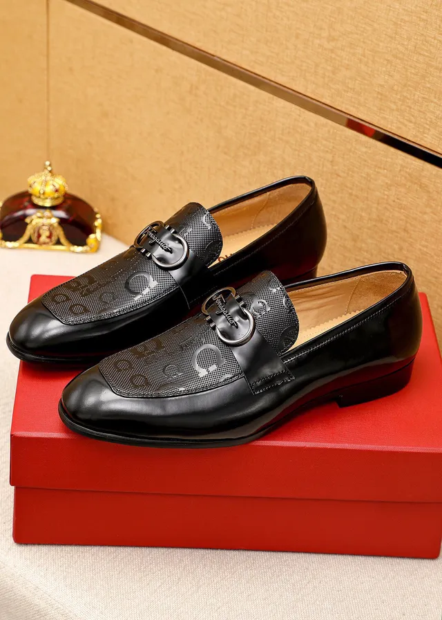 Salvatore Ferragamo Gancini Loafer Mocassin Noir en Cuir Patenté et Texturé 2