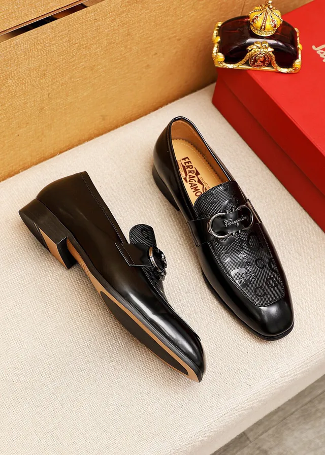 Salvatore Ferragamo Gancini Loafer Mocassin Noir en Cuir Patenté et Texturé 3