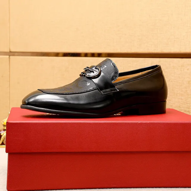 Salvatore Ferragamo Gancini Loafer Mocassin Noir en Cuir Patenté et Texturé 4