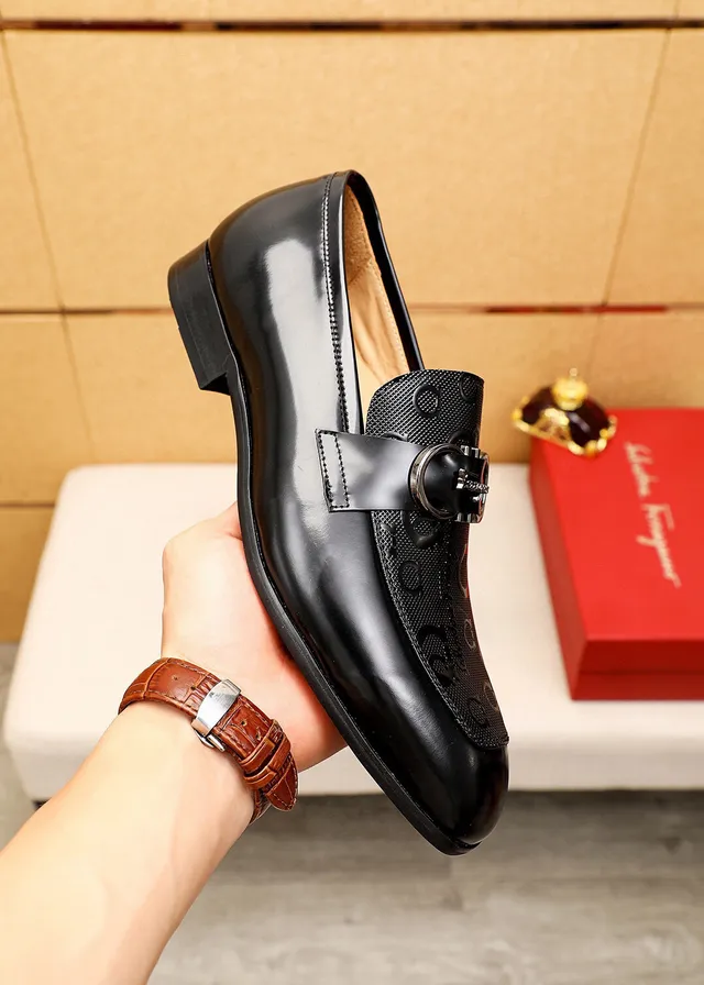 Salvatore Ferragamo Gancini Loafer Mocassin Noir en Cuir Patenté et Texturé 5