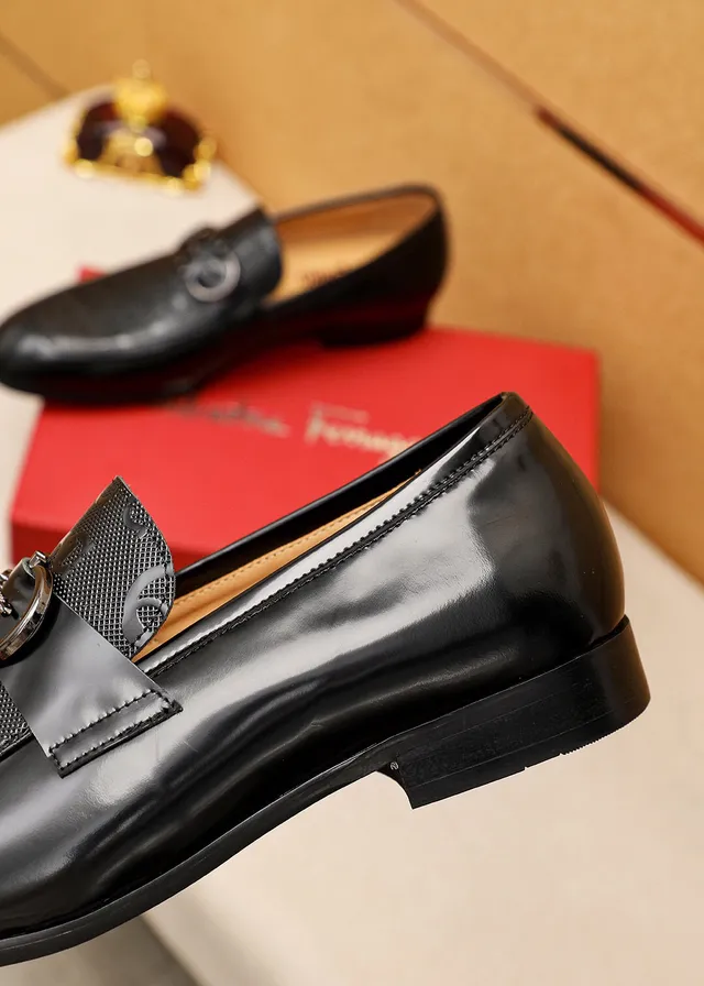 Salvatore Ferragamo Gancini Loafer Mocassin Noir en Cuir Patenté et Texturé 7