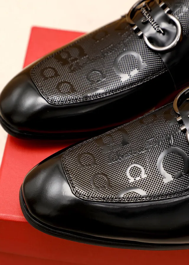Salvatore Ferragamo Gancini Loafer Mocassin Noir en Cuir Patenté et Texturé 8