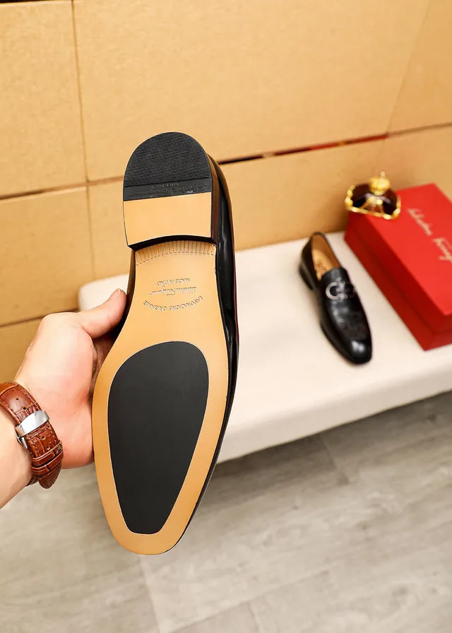 Salvatore Ferragamo Gancini Loafer Mocassin Noir en Cuir Patenté et Texturé 9