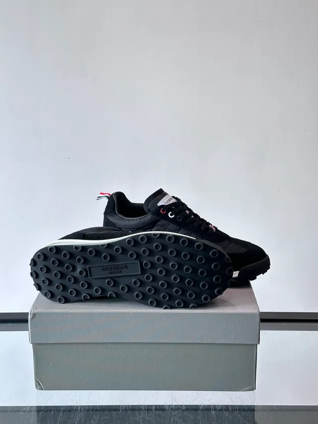 Thom Browne Sneakers lifestyle noirs et blancs avec upper en nylon matelassé et superpositions de daim 2