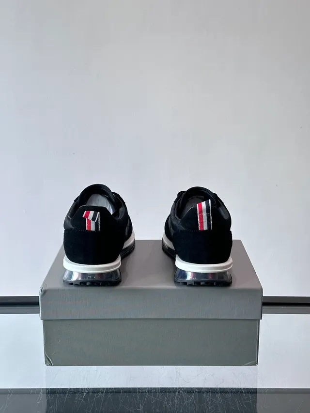Thom Browne Sneakers lifestyle noirs et blancs avec upper en nylon matelassé et superpositions de daim 3