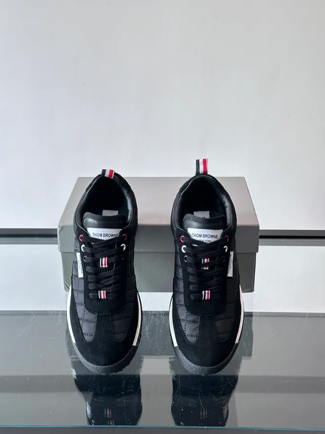 Thom Browne Sneakers lifestyle noirs et blancs avec upper en nylon matelassé et superpositions de daim 4