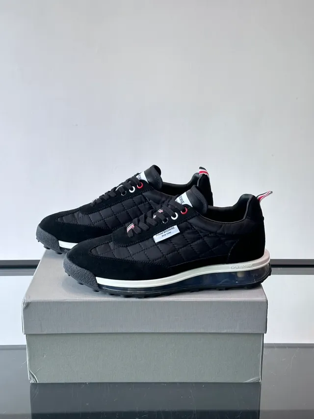 Thom Browne Sneakers lifestyle noirs et blancs avec upper en nylon matelassé et superpositions de daim 5