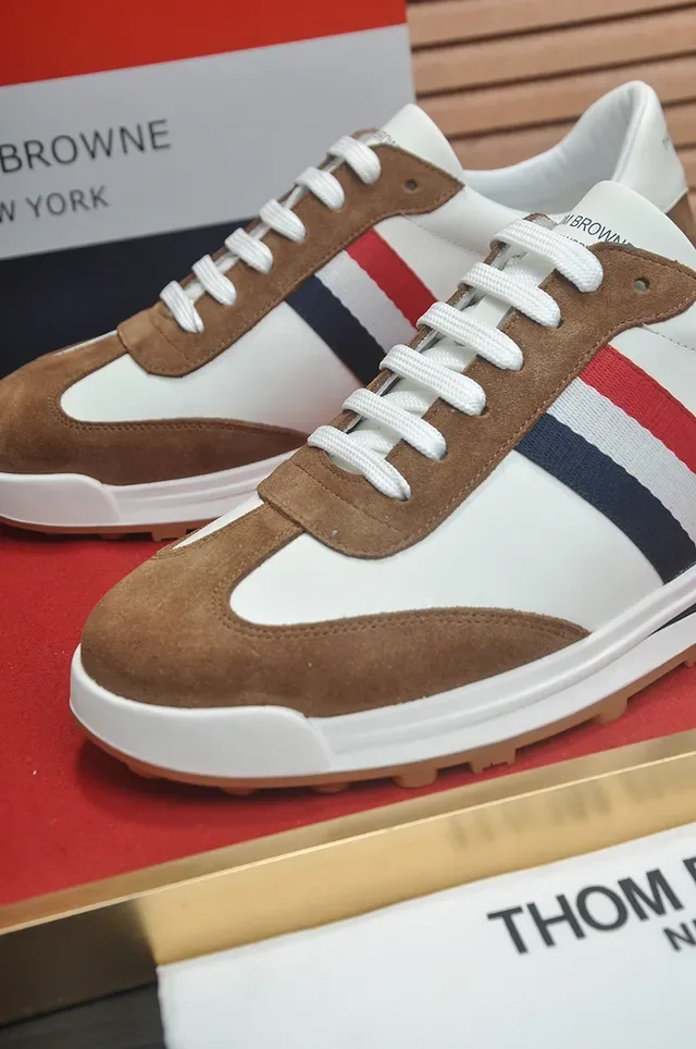 Thom Browne Sneakers Lifestyle Blanc et Brun en Daim avec Rayures 3