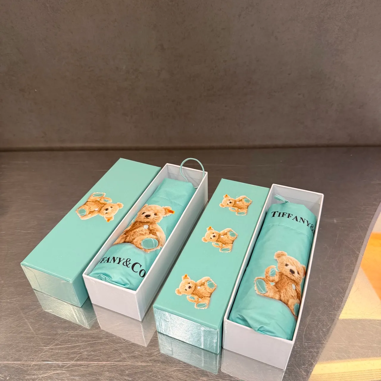 Tiffany & Co. sac à main au motif d'ours en peluche imprimé bleu marron avec auvent 2