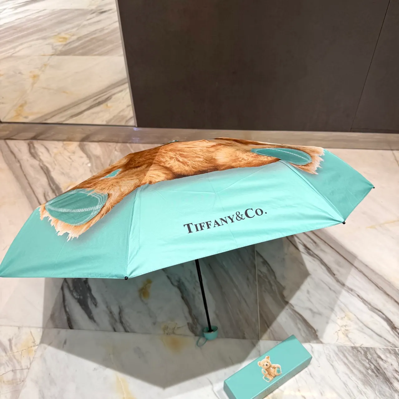 Tiffany & Co. sac à main au motif d'ours en peluche imprimé bleu marron avec auvent 3