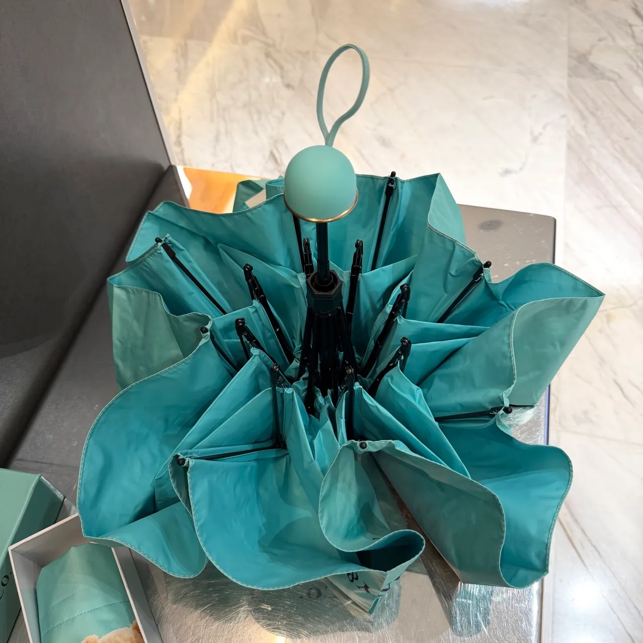 Tiffany & Co. sac à main au motif d'ours en peluche imprimé bleu marron avec auvent 4