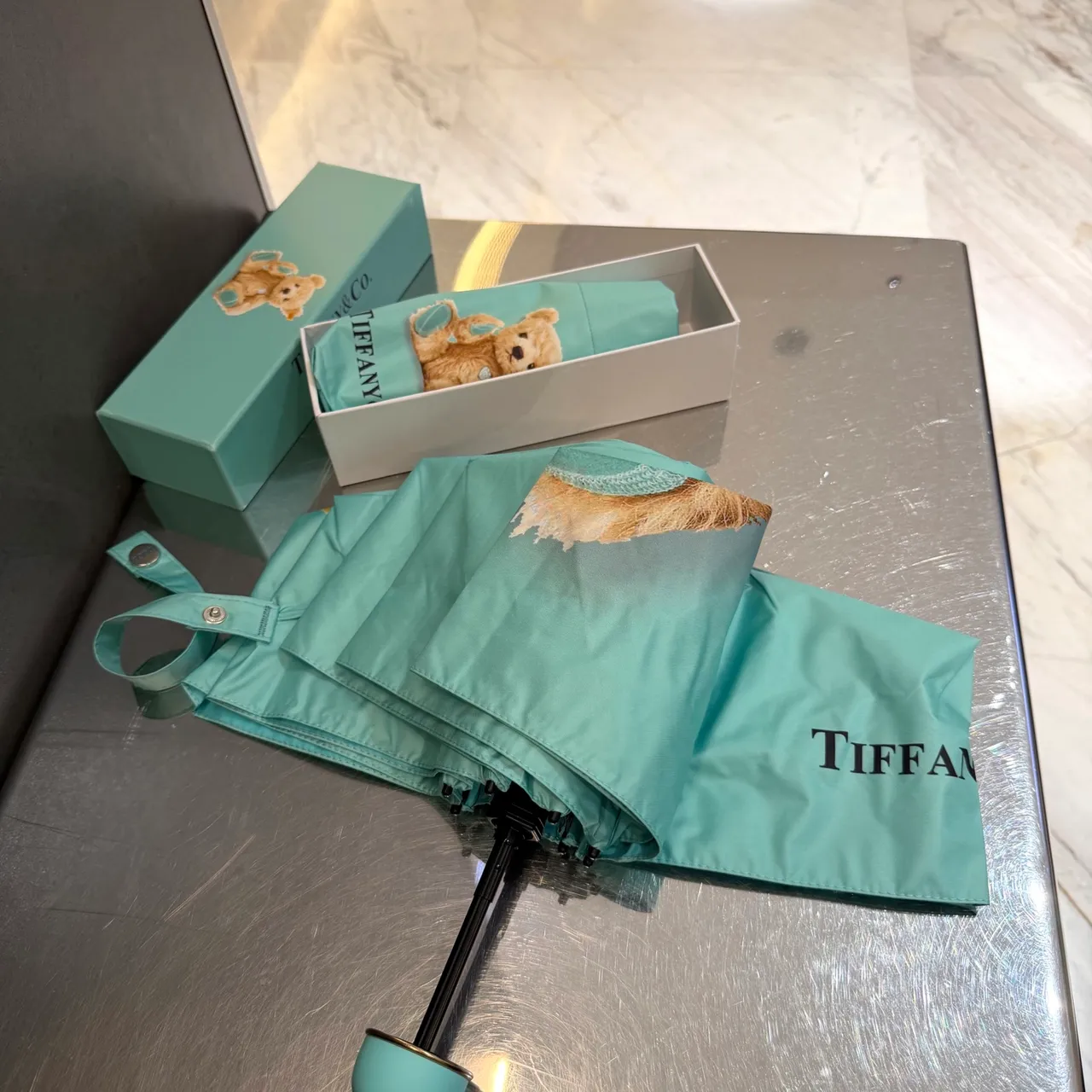 Tiffany & Co. sac à main au motif d'ours en peluche imprimé bleu marron avec auvent 6
