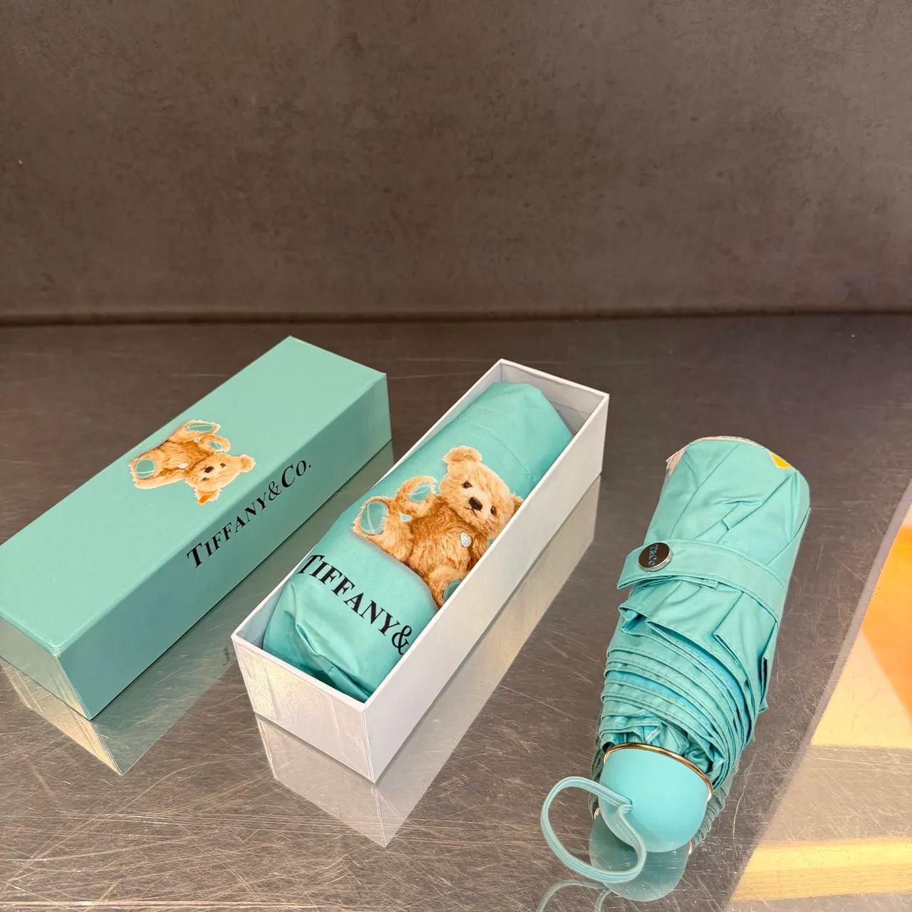 Tiffany & Co. sac à main au motif d'ours en peluche imprimé bleu marron avec auvent 7