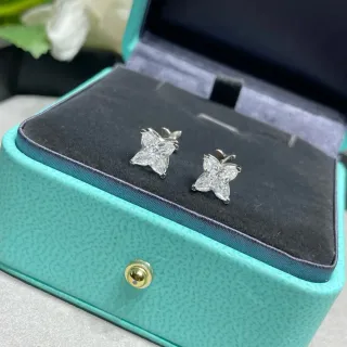 Tiffany & Co. Boucles d'oreilles à tige bleu argent à quatre pétales florales coupées