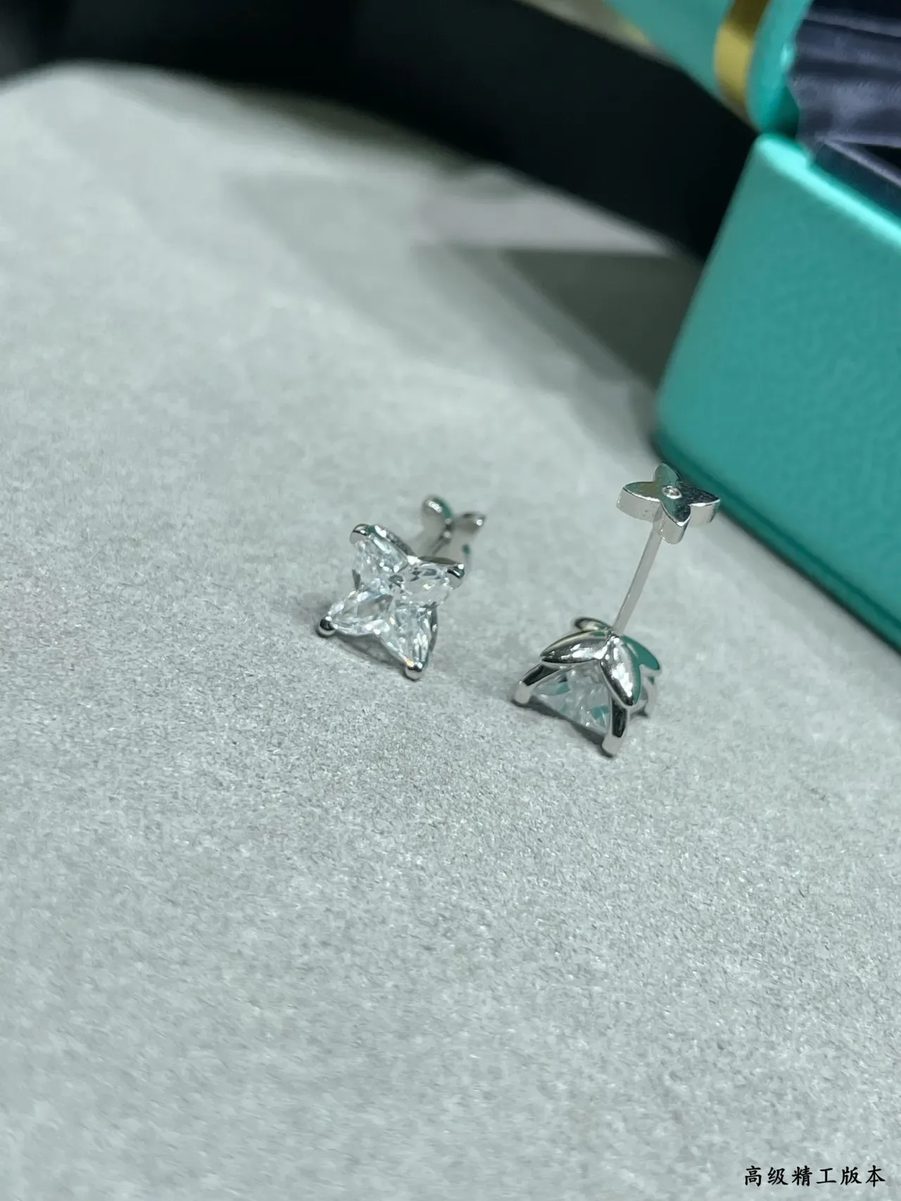 Tiffany & Co. Boucles d'oreilles à tige bleu argent à quatre pétales florales coupées 3