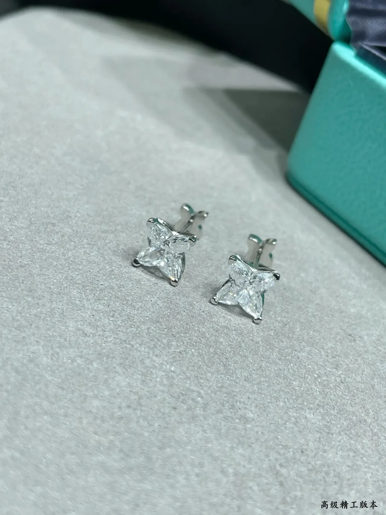 Tiffany & Co. Boucles d'oreilles à tige bleu argent à quatre pétales florales coupées 4