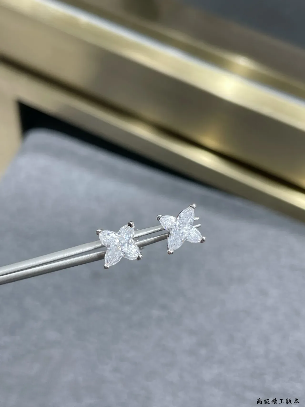 Tiffany & Co. Boucles d'oreilles à tige bleu argent à quatre pétales florales coupées 5