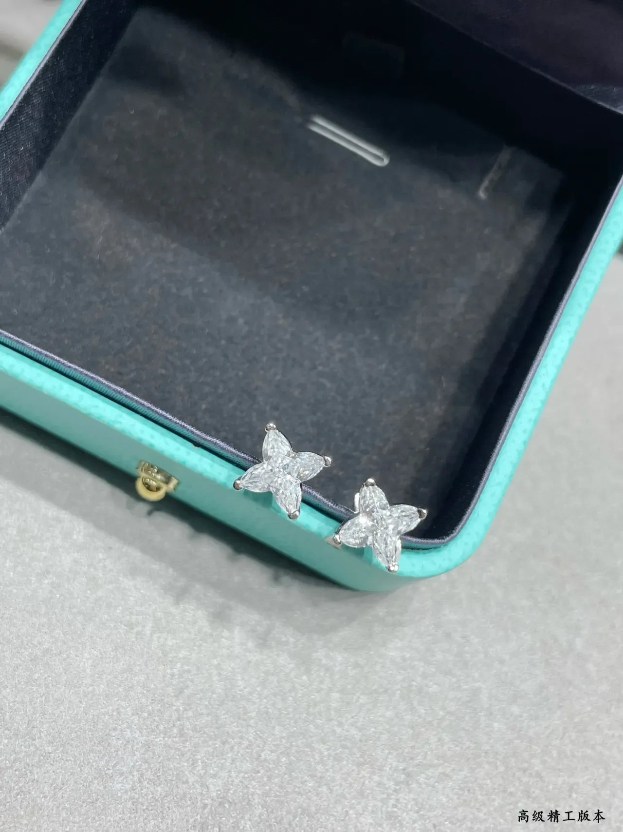 Tiffany & Co. Boucles d'oreilles à tige bleu argent à quatre pétales florales coupées 6