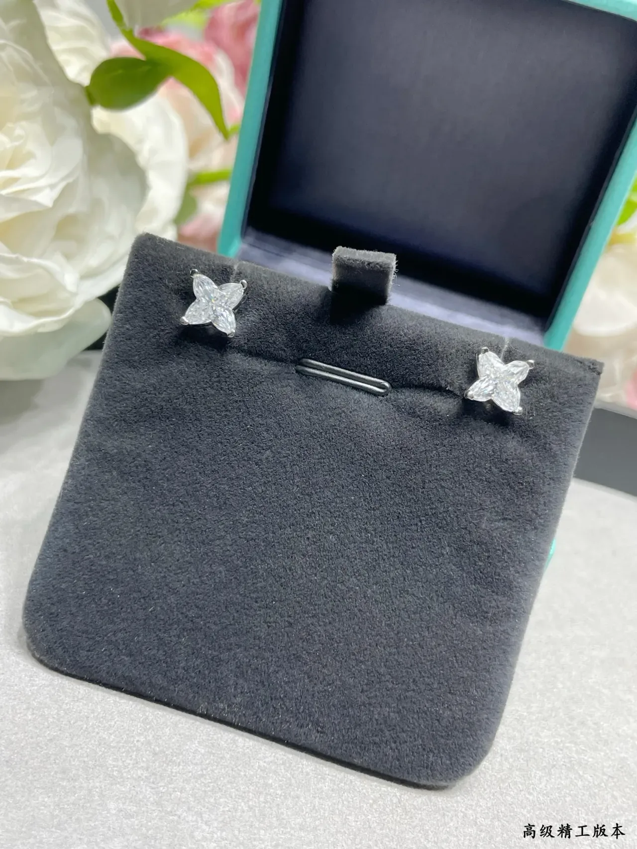 Tiffany & Co. Boucles d'oreilles à tige bleu argent à quatre pétales florales coupées 7