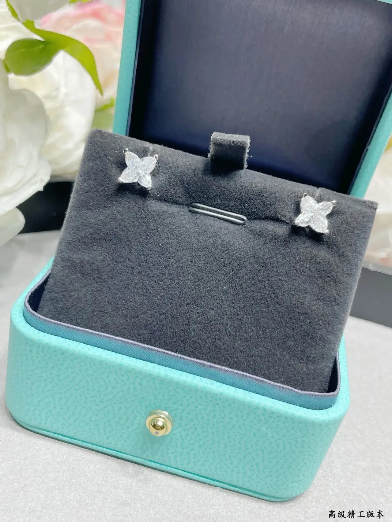 Tiffany & Co. Boucles d'oreilles à tige bleu argent à quatre pétales florales coupées 8