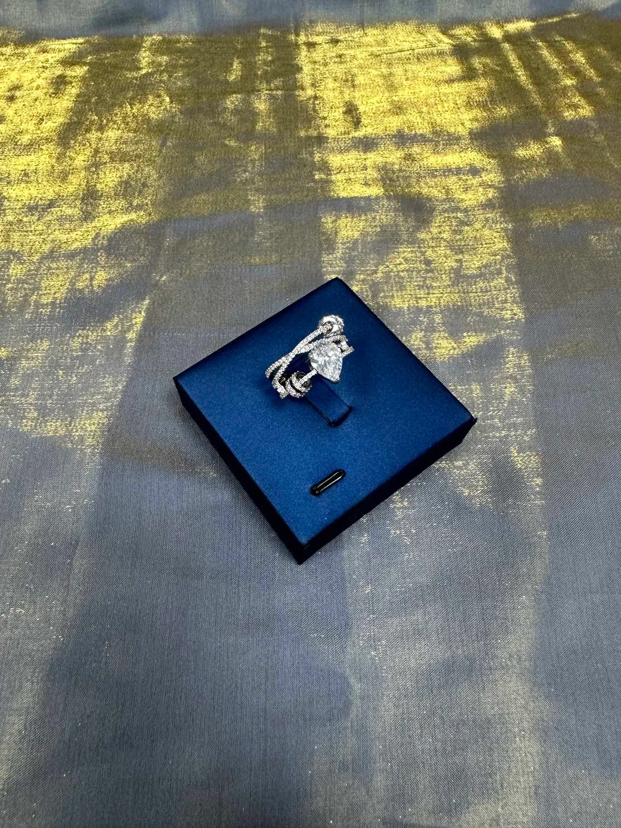 Tiffany & Co. Bague en argent marine à pierre centrale en forme de poire pavé-set double bande 8