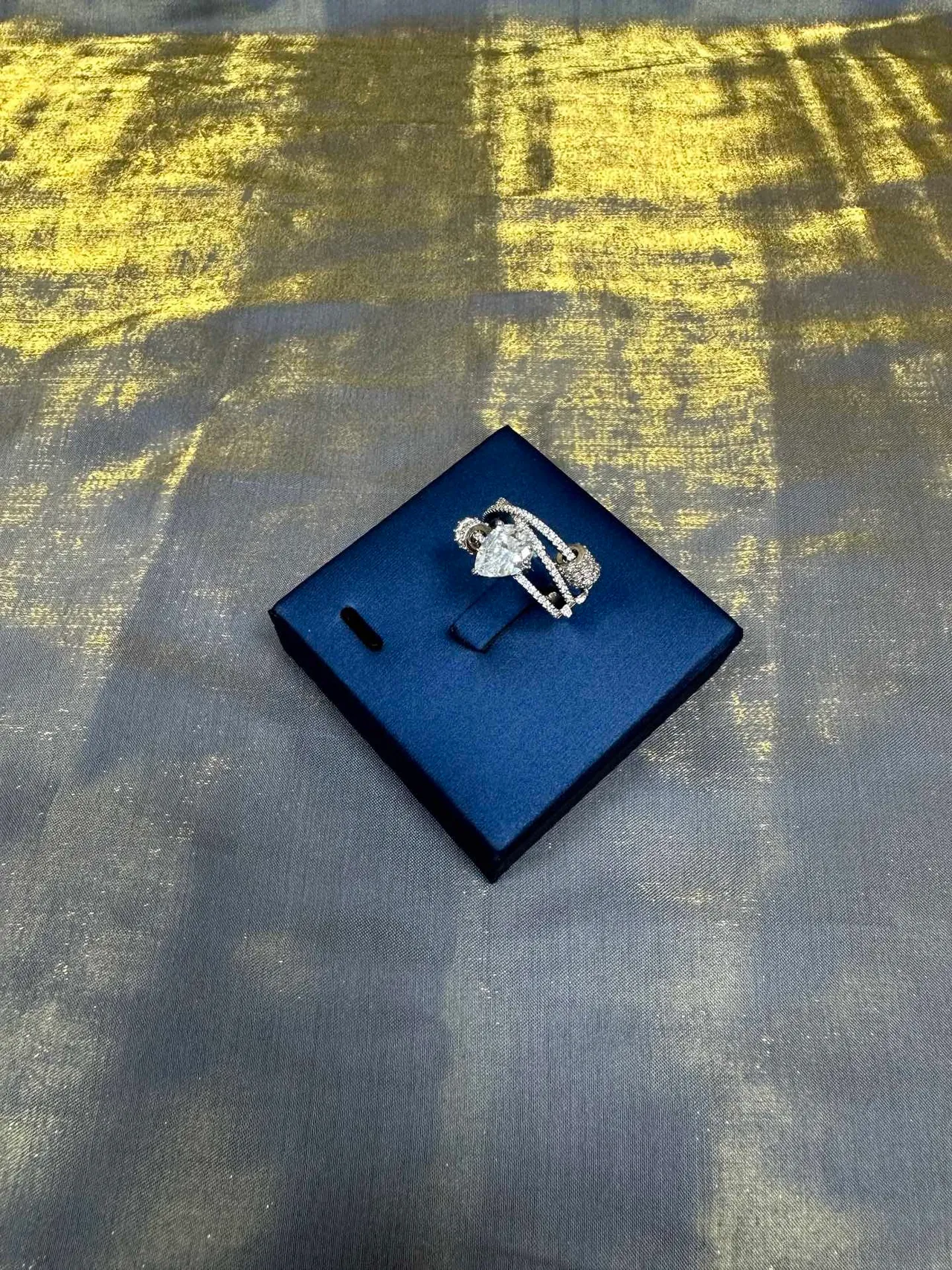 Tiffany & Co. Bague en argent marine à pierre centrale en forme de poire pavé-set double bande 9