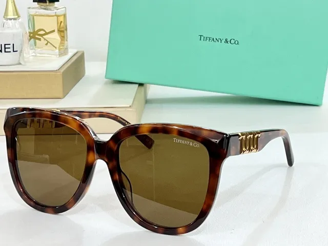 Tiffany & Co. T Collection Lunettes de soleil oversized yeux de chat noires 4
