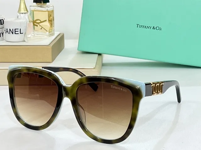 Tiffany & Co. T Collection Lunettes de soleil oversized yeux de chat noires 5