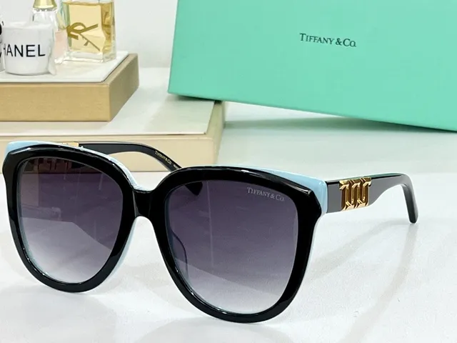 Tiffany & Co. T Collection Lunettes de soleil oversized yeux de chat noires 6