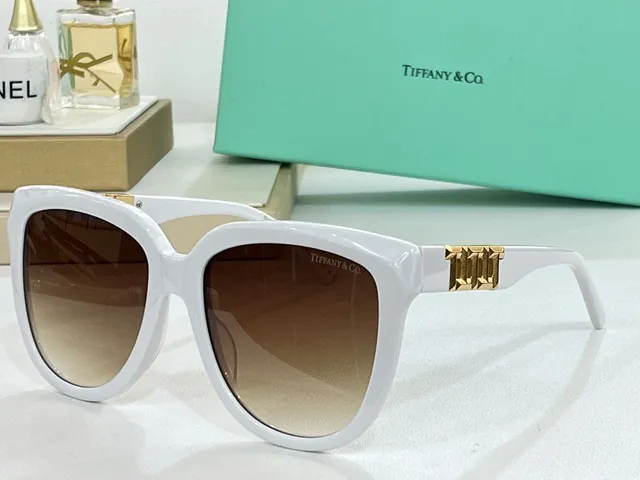 Tiffany & Co. T Collection Lunettes de soleil oversized yeux de chat noires 8