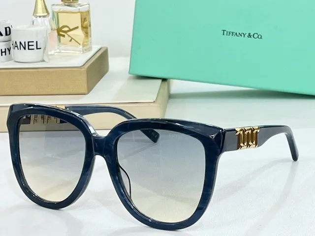 Tiffany & Co. T Collection Lunettes de soleil oversized yeux de chat noires 9